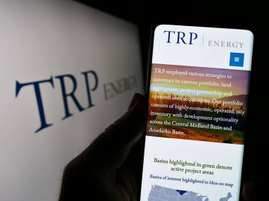 Stuttgart, Almanya - 07-08-2023: ABD 'li petrol ve doğalgaz şirketi TRP Energy LLC' nin web sayfası olan cep telefonu logonun önünde ekranda. Telefon ekranının merkezine odaklan.