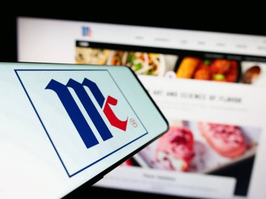 Stuttgart, Almanya - 07-08-2023: Amerikan McCormick Company Incorporated şirketinin logosunun yer aldığı cep telefonu web sitesinin önünde ekranda. Telefon ekranının merkez soluna odaklan.