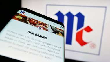 Stuttgart, Almanya - 07-08-2023: ABD 'li McCormick Company Incorporated şirketinin web sayfası iş logosu önünde ekranda. Telefon ekranının sol üst kısmına odaklan.