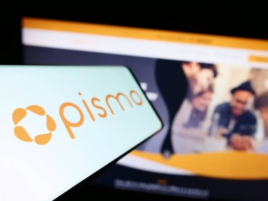 Stuttgart, Almanya - 07-08-2023: Pismo Solucoes Tecnologicas Ltda şirketinin logosuna sahip cep telefonu. Ekranda, iş sitesinin önünde. Telefon ekranının soluna odaklan.