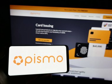 Stuttgart, Almanya - 07-08-2023: Pismo Solucoes Tecnologicas Ltda şirketinin logosuna sahip cep telefonu sahibi kişi. Web sayfasının önünde ekranda. Telefon ekranına odaklan.