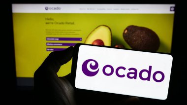 Stuttgart, Almanya - 07-08-2023: İngiliz e-ticaret şirketi Ocado Retail Limited 'in logosunun bulunduğu cep telefonu web sayfası önünde ekranda. Telefon ekranına odaklan.