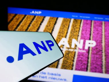 Stuttgart, Almanya - 07-06-2023: Algemeen Nederlands Persbureau B.V. (ANP) logosu olan cep telefonu iş dünyasının web sitesinin önünde ekranda. Telefon ekranının merkez sağına odaklan.