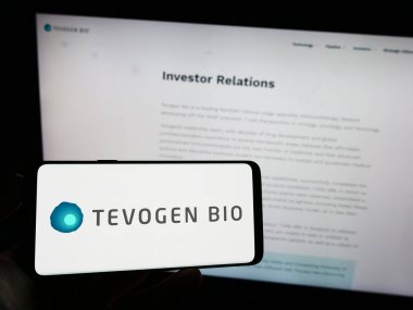Stuttgart, Almanya - 07-06-2023: Amerikan biyoteknoloji şirketi Tevogen Bio Inc. 'in logosunun bulunduğu cep telefonu web sayfası önünde ekranda. Telefon ekranına odaklan.