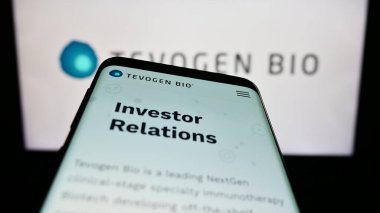 Stuttgart, Almanya - 07-06-2023: İş logosu önünde ekranda ABD 'li biyoteknoloji şirketi Tevogen Bio Inc.' in web sayfası bulunan cep telefonu. Telefon ekranının sol üst kısmına odaklan.
