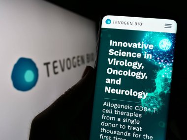 Stuttgart, Almanya - 07-06-2023: ABD 'li biyoteknoloji şirketi Tevogen Bio Inc.' in web sitesi olan cep telefonu logonun önünde ekranda. Telefon ekranının merkezine odaklan.
