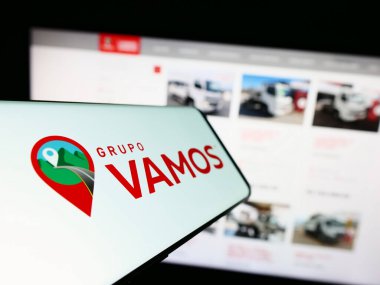 Stuttgart, Almanya - 07-06-2023: Brezilyalı kamyon kiralama şirketi Grupo Vamos 'un logosuna sahip cep telefonu web sitesinin önünde ekranda. Telefon ekranının merkez soluna odaklan.