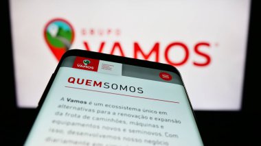 Stuttgart, Almanya - 07-06-2023: Brezilyalı kamyon kiralama şirketi Grupo Vamos 'un web siteli akıllı telefon iş logosu önünde ekranda. Telefon ekranının sol üst kısmına odaklan.