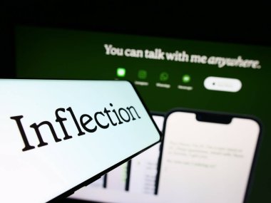 Stuttgart, Almanya - 07-06-2023: Web sitesinin önünde ekranda Amerikan makine öğrenme şirketi Inflection AI Inc. logosu bulunan cep telefonu. Telefon ekranının merkezine odaklan.