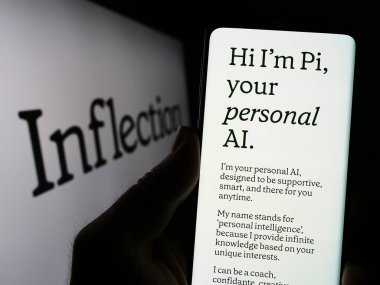 Stuttgart, Almanya - 07-06-2023: ABD 'li makine öğrenme şirketi Inflection AI Inc.' nin web sayfası ile cep telefonu tutan kişi logo ile ekranda. Telefon ekranının merkezine odaklan.