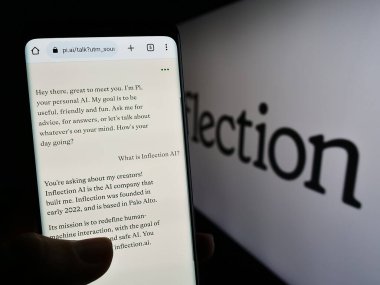 Stuttgart, Almanya - 07-06-2023: ABD 'li makine öğrenme şirketi Inflection AI Inflection Inc.' in web sayfasını elinde tutan kişi logo ile ekranda. Telefon ekranının merkezine odaklan.