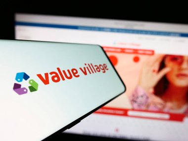 Stuttgart, Almanya - 07-06-2023: Perakende şirketi Value Village 'ın (Savers) logosuna sahip akıllı telefon iş dünyasının web sitesinin önünde ekranda. Telefon ekranının merkez soluna odaklan.