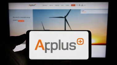 Stuttgart, Almanya - 07-04-2023: İspanyol şirketi Applus Services 'in logosunun bulunduğu akıllı telefon web sitesinin önünde ekranda. Telefon ekranına odaklan.