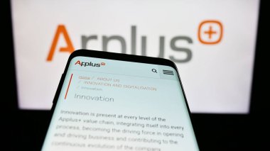 Stuttgart, Almanya - 07-04-2023: Smartphone, İspanyol şirketi Applus Services 'in internet sayfası iş logosu önünde ekranda. Telefon ekranının sol üst kısmına odaklan.