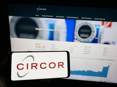 Stuttgart, Almanya - 07-04-2023: Amerikan CIRCOR International Inc. şirketinin logosunun bulunduğu cep telefonu web sayfası önünde ekranda. Telefon ekranına odaklan.