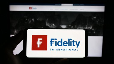 Stuttgart, Almanya - 07-04-2023: Fidelity International Ltd. adlı finans şirketinin logosunun bulunduğu cep telefonu web sayfasının önünde ekranda. Telefon ekranına odaklan.