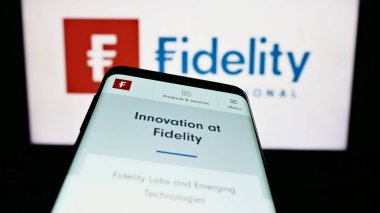 Stuttgart, Almanya - 07-04-2023: Fidelity International Ltd. adlı finans şirketinin web sitesi logonun önünde ekranda. Telefon ekranının sol üst kısmına odaklan.