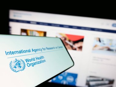 Stuttgart, Almanya - 07-04-2023: İnternet sitesinin önünde Uluslararası Kanser Araştırma Ajansı (IARC) logosu bulunan cep telefonu. Telefon ekranının soluna odaklan.