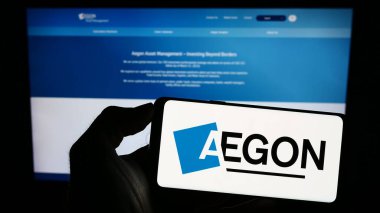 Stuttgart, Almanya - 07-04-2023: Hollandalı finans hizmetleri şirketi Aegon N.V. 'nin logosunun bulunduğu cep telefonu web sayfası önünde ekranda. Telefon ekranına odaklan.