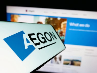 Stuttgart, Almanya - 07-04-2023: Hollandalı finans hizmetleri şirketi Aegon N.V. 'nin logosunun yer aldığı cep telefonu web sitesinin önünde ekranda. Telefon ekranının merkez soluna odaklan.