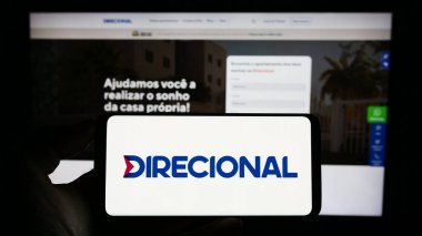 Stuttgart, Almanya - 07-04-2023: İnşaat şirketi Direcional Engenharia SA 'nın logosunun bulunduğu cep telefonu web sayfası önünde. Telefon ekranına odaklan.