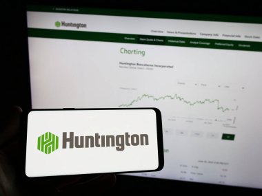 Stuttgart, Almanya - 07-02-2023: ABD 'li Huntington Bancshare Anonim Şirketi' nin logosunun bulunduğu cep telefonu web sayfası önünde ekranda. Telefon ekranına odaklan.