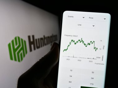 Stuttgart, Almanya - 07-02-2023: ABD 'li Huntington Bancshare Anonim Şirketi' nin web sayfası ve logosu olan kişi. Telefon ekranının merkezine odaklan.