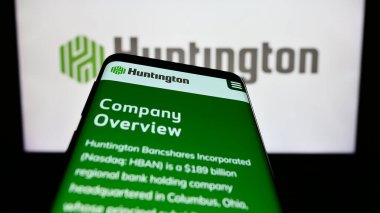 Stuttgart, Almanya - 07-02-2023: İş logosu önünde ekranda Huntington Bancshare Anonim Şirketi 'nin web sitesine sahip akıllı telefon. Telefon ekranının sol üst kısmına odaklan.