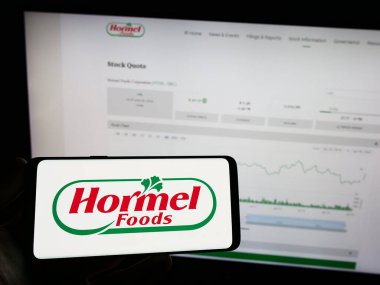 Stuttgart, Almanya - 07-02-2023: Amerikan gıda şirketi Hormel Foods Corporation 'ın logosunun bulunduğu cep telefonu web sayfası önünde ekranda. Telefon ekranına odaklan.