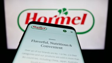Stuttgart, Almanya - 07-02-2023: ABD 'li gıda şirketi Hormel Foods Corporation' ın web sitesiyle birlikte iş logosu önünde ekranda. Telefon ekranının sol üst kısmına odaklan.