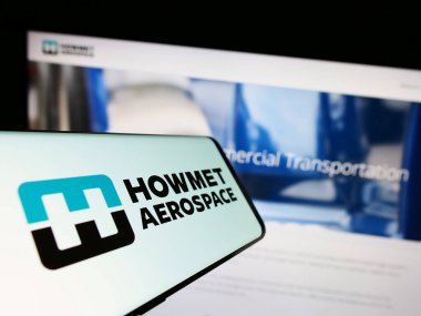 Stuttgart, Almanya - 07-02-2023: Amerikan firması Howmet Aerospace Inc. 'in logosuyla birlikte cep telefonu iş dünyasının web sitesinin önünde ekranda. Telefon ekranının merkez soluna odaklan.