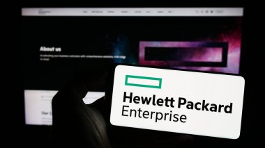 Stuttgart, Almanya - 07-02-2023: İnternet sitesi önünde üzerinde iş dünyası Hewlett Packard Enterprise Company (HPE) logosu bulunan akıllı telefon sahibi kişi. Telefon ekranına odaklan.