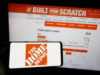 Stuttgart, Almanya - 07-02-2023: Amerikan perakende şirketi The Home Depot Inc. 'in logosunun bulunduğu cep telefonu web sayfasının önünde. Telefon ekranına odaklan.