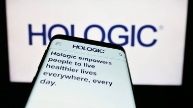 Stuttgart, Almanya - 07-02-2023: ABD 'li tıbbi teknoloji şirketi Hologic Inc.' in web sayfası iş logosu önünde ekranda. Telefon ekranının sol üst kısmına odaklan.