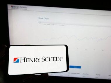 Stuttgart, Almanya - 07-02-2023: ABD 'li sağlık ürünleri şirketi Henry Schein Inc.' in logosunun bulunduğu cep telefonu web sayfasının önünde ekranda. Telefon ekranına odaklan.