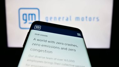 Stuttgart, Almanya - 07-01-2023: ABD 'li otomobil üreticisi General Motors Company' nin (GM) web sayfası logo önünde ekranda. Telefon ekranının sol üst kısmına odaklan.