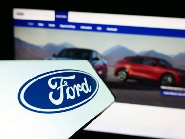 Stuttgart, Almanya - 07-01-2023: Amerikan otomobil üreticisi Ford Motor Company 'nin logosuna sahip akıllı telefon web sitesinin önünde ekranda. Telefon ekranının merkez soluna odaklan.