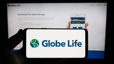 Stuttgart, Almanya - 07-01-2023: ABD 'li sigorta şirketi Globe Life Inc.' in logosuna sahip akıllı telefon web sitesinin önünde ekranda. Telefon ekranına odaklan.