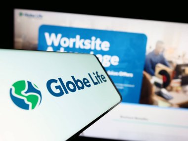 Stuttgart, Almanya - 07-01-2023: Amerikan sigorta şirketi Globe Life Inc. 'in logosuna sahip cep telefonu iş dünyasının web sitesinin önünde ekranda. Telefon ekranının merkezine odaklan.