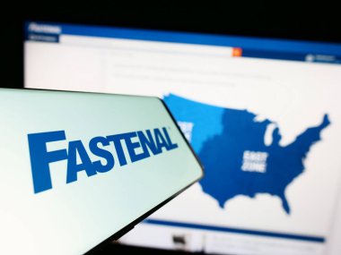 Stuttgart, Almanya - 07-01-2023: Amerikan dağıtım şirketi Fastenal Company 'nin logosu web sitesinin önünde ekranda. Telefon ekranının merkez soluna odaklan.