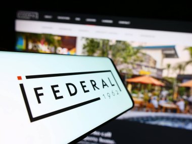 Stuttgart, Almanya - 07-01-2023: İnternet sitesi önünde üzerinde Federal Emlak Yatırım Tröstü logosu bulunan akıllı telefon. Telefon ekranının merkez soluna odaklan.