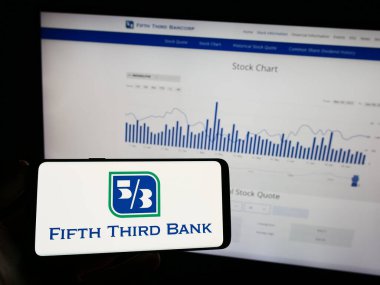 Stuttgart, Almanya - 07-01-2023: İnternet sayfası önünde ekranda Beşinci Bancorp (53 Bank) finans şirketinin logosunun bulunduğu cep telefonu sahibi kişi. Telefon ekranına odaklan.