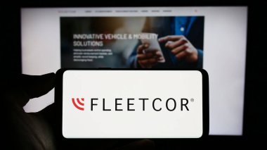 Stuttgart, Almanya - 07-01-2023: ABD 'li finans şirketi FLEETCOR Technologies Inc.' nin logosunun bulunduğu cep telefonu web sayfası önünde ekranda. Telefon ekranına odaklan.
