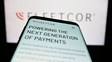 Stuttgart, Almanya - 07-01-2023: ABD 'li finans şirketi FLEETCOR Technologies Inc.' nin web sayfası logo önünde ekranda. Telefon ekranının sol üst kısmına odaklan.