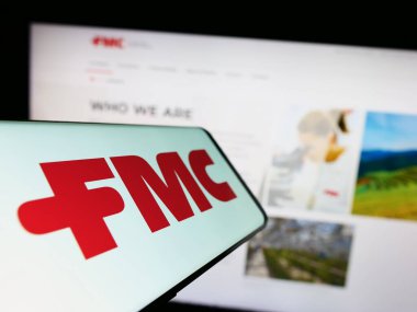 Stuttgart, Almanya - 07-01-2023: Amerikan kimya şirketi FMC Corporation 'ın logosunun bulunduğu cep telefonu web sitesinin önünde ekranda. Telefon ekranının merkez soluna odaklan.