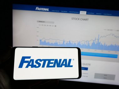 Stuttgart, Almanya - 07-01-2023: Amerikan dağıtım şirketi Fastenal Company 'nin logosunun bulunduğu cep telefonu web sayfası önünde ekranda. Telefon ekranına odaklan.