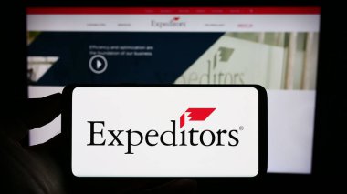 Stuttgart, Almanya - 07-01-2023: Uluslararası Washington Expeditors International logosunun bulunduğu cep telefonu web sayfası önünde ekranda. Telefon ekranına odaklan.