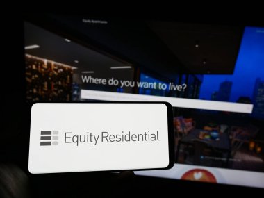 Stuttgart, Almanya - 07-01-2023: Amerikan emlak şirketi Equity Residential 'in logosunun bulunduğu cep telefonu web sayfası önünde ekranda. Telefon ekranına odaklan.