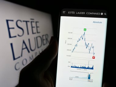 Stuttgart, Almanya - 07-01-2023: ABD 'li şirket The Estee Lauder Companies Inc.' in web sitesi ile akıllı telefon sahibi kişi logonun önünde ekranda. Telefon ekranının merkezine odaklan.