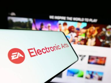 Stuttgart, Almanya - 07-01-2023: İnternet sitesinin önünde ekranda video oyunu şirketi Electronic Arts Inc. (EA) logosu bulunan cep telefonu. Telefon ekranının merkez soluna odaklan.